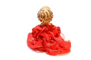 Lalka w czerwonej sukience